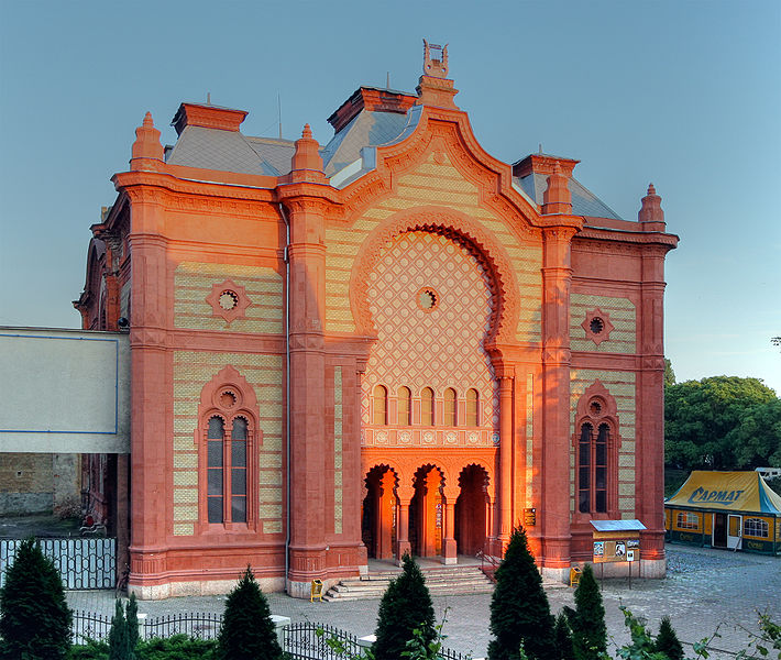 http://commons.wikimedia.org/wiki/File:Synagoge_uschhorod_2009.jpg